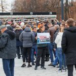  Žmonės renkasi į stadioną