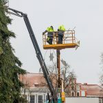 Nupuošiama Kalėdų eglė