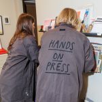 Hands on press spauda