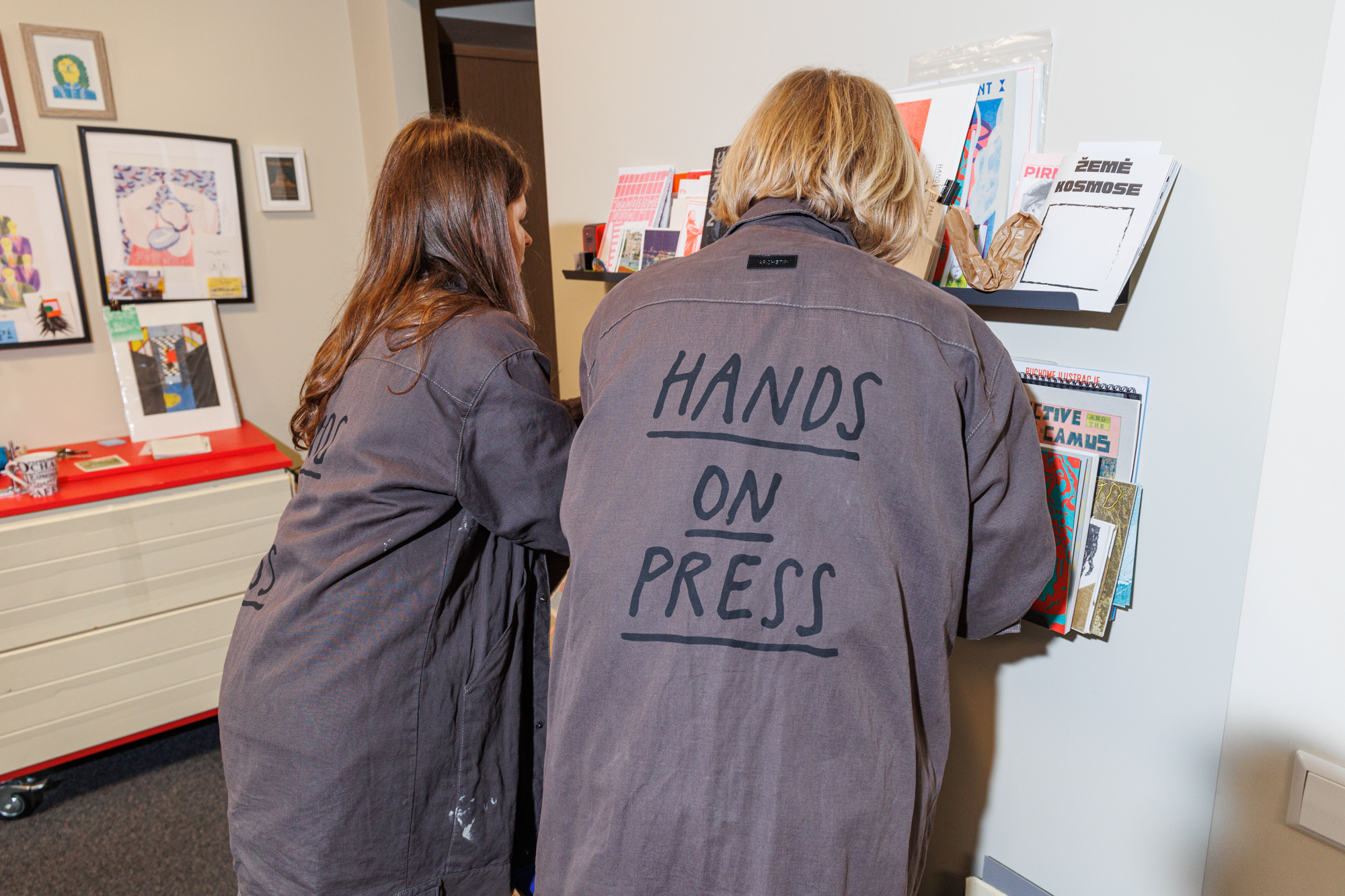 Hands on press spauda