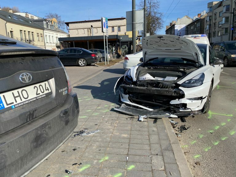 Tesla ir Toyta avarija