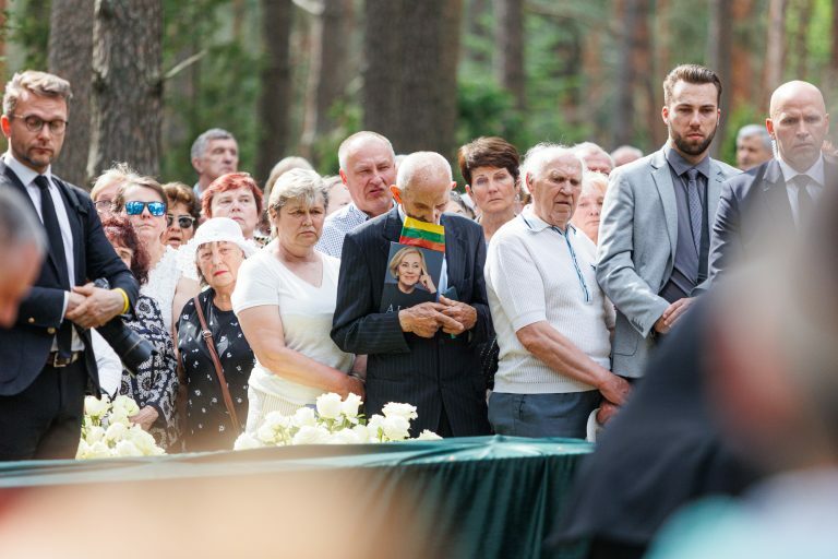 A. Adamkienės laidotuvės Petrašiūnų kapinėse