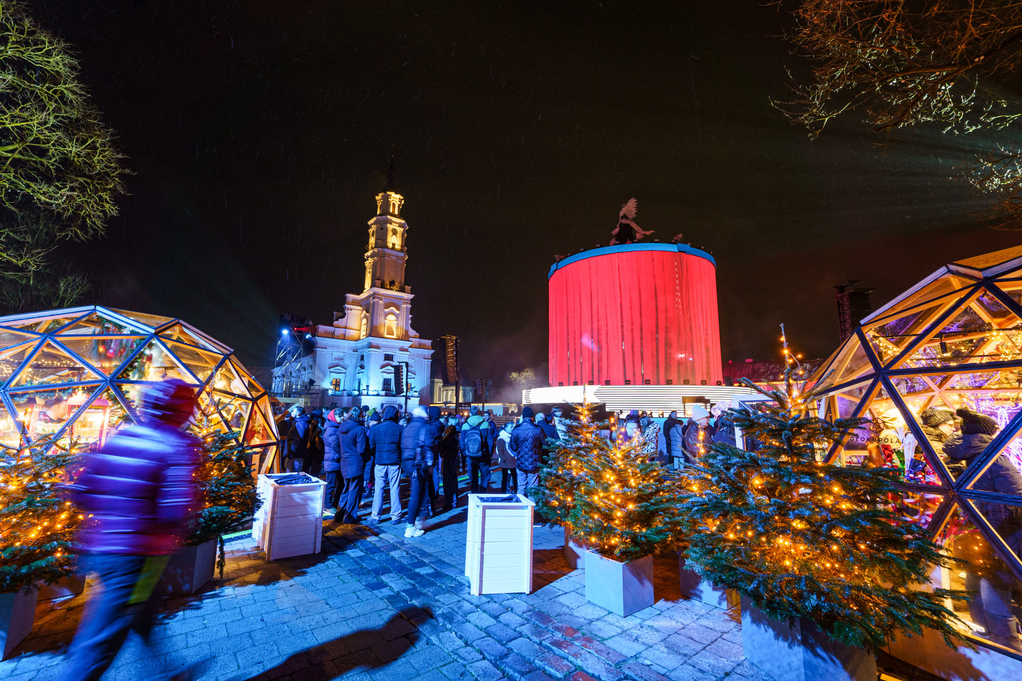 Žmonės renkasi į eglutės įžiebimo šventę