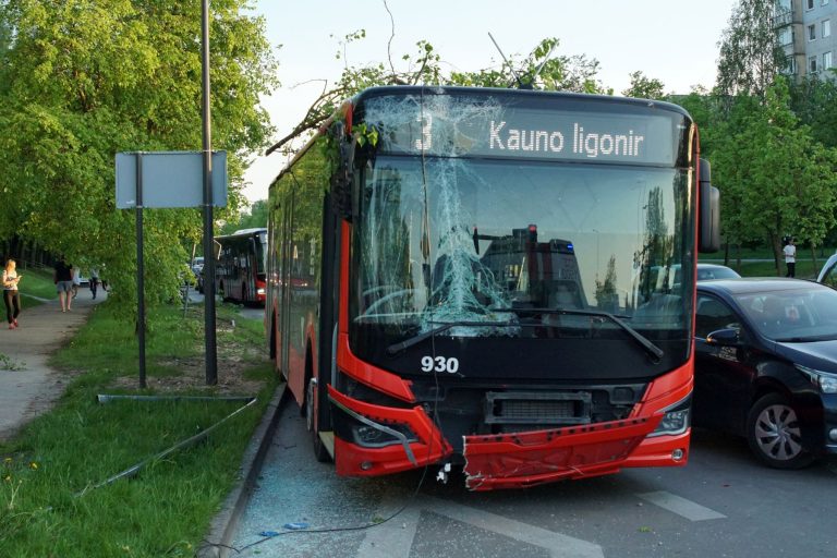 Autobuso avarija Šilainiuose / Skaitytojo nuotr.
