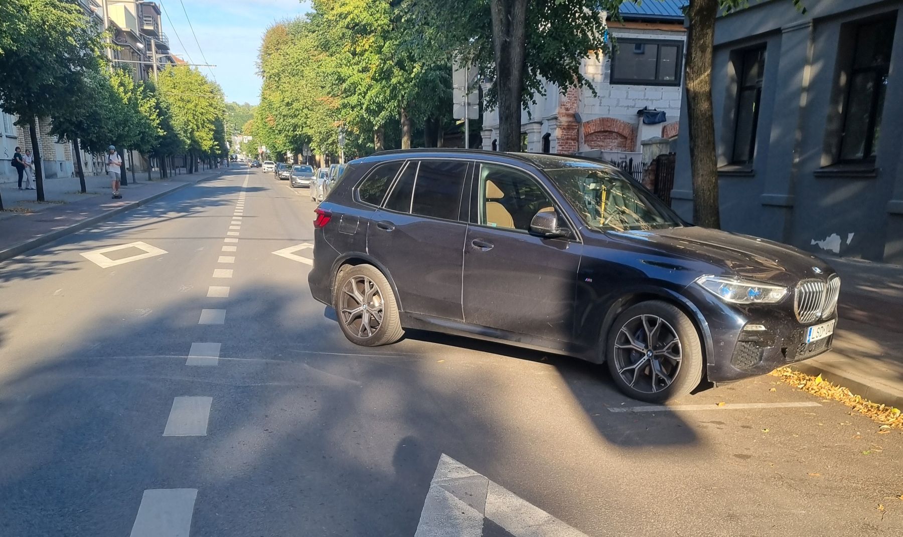 Blogai pastatytas automobilis Kęstučio g./ Skaitytojo nuotr.