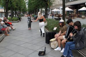 Gatvės muzikantų trio abejingų nepalieka / M. Patašiaus nuotr.