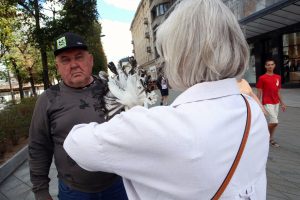 Vyras su balandžiais Kaune / M.Patašiaus nuotr.