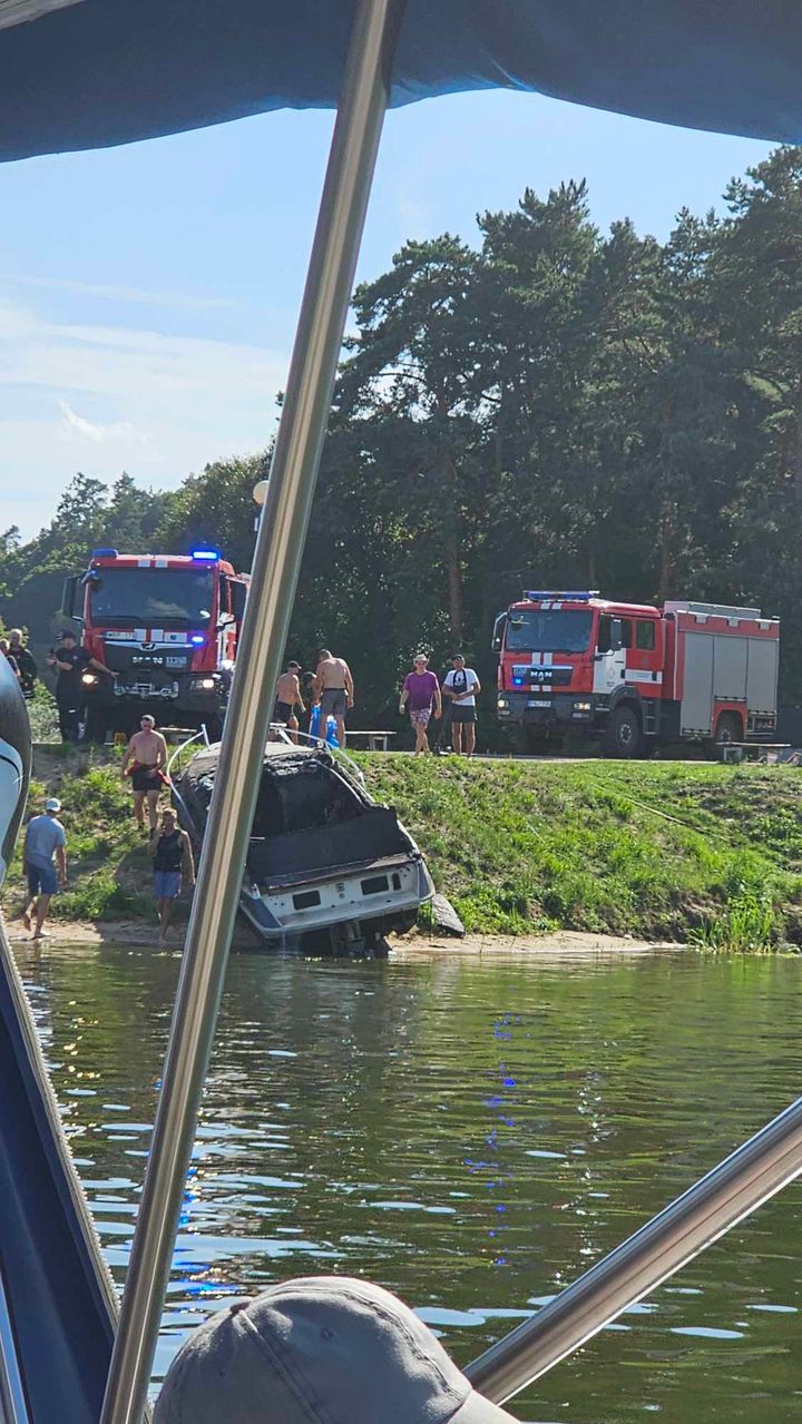 Sudegęs kateris Kauno jachtklube / Skaitytojos nuotr.