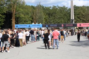 Ed Sheeran fanai likus porai valandų iki koncerto / M. Patašiaus nuotr.