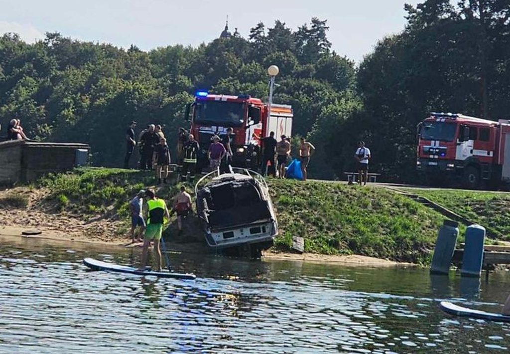 Kauno jachtklube užsidegė kateris / Skaitytojos nuotr.