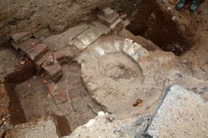 Rotušės aikštėje vyksta archeologiniai tyrinėjimai / M. Patašiaus nuotr.