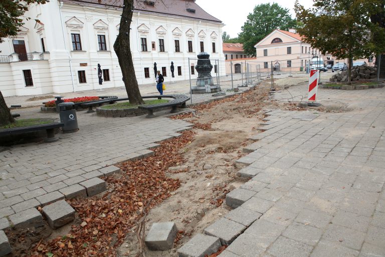 Rotušės aikštėje vyksta archeologiniai tyrinėjimai / M. Patašiaus nuotr.