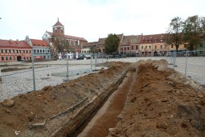 Rotušės aikštėje vyksta archeologiniai tyrinėjimai / M. Patašiaus nuotr.