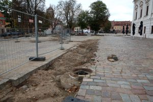 Rotušės aikštėje vyksta archeologiniai tyrinėjimai / M. Patašiaus nuotr.