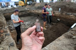 Rotušės aikštėje vyksta archeologiniai tyrinėjimai / M. Patašiaus nuotr.