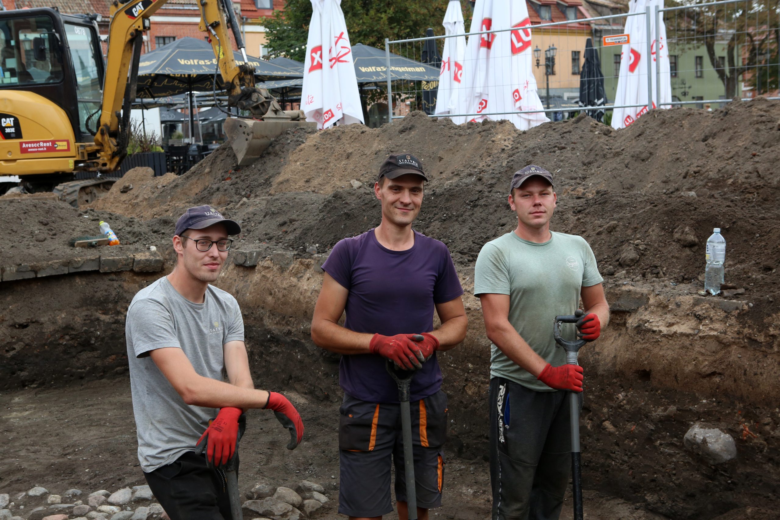 Rotušės aikštėje vyksta archeologiniai tyrinėjimai / M. Patašiaus nuotr.