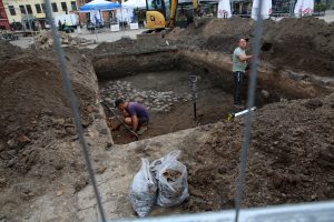 Rotušės aikštėje vyksta archeologiniai tyrinėjimai / M. Patašiaus nuotr.