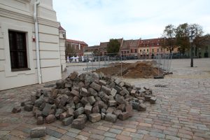 Rotušės aikštėje vyksta archeologiniai tyrinėjimai / M. Patašiaus nuotr.