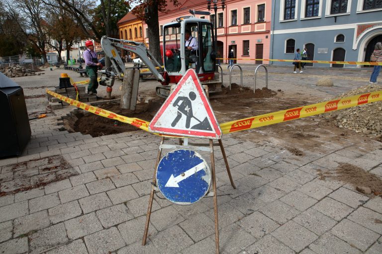 Rotušės aikštėje vyksta archeologiniai tyrinėjimai / M. Patašiaus nuotr.