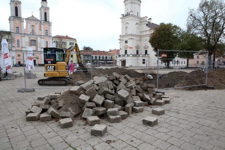 Rotušės aikštėje vyksta archeologiniai tyrinėjimai / M. Patašiaus nuotr.