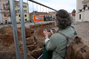 Rotušės aikštėje vyksta archeologiniai tyrinėjimai / M. Patašiaus nuotr.