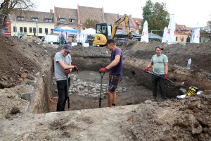 Rotušės aikštėje vyksta archeologiniai tyrinėjimai / M. Patašiaus nuotr.