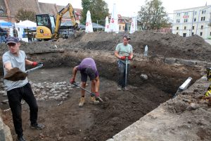 Rotušės aikštėje vyksta archeologiniai tyrinėjimai / M. Patašiaus nuotr.