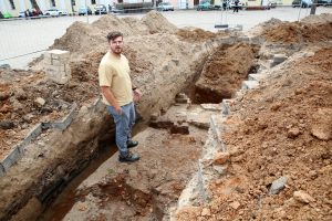 Rotušės aikštėje vyksta archeologiniai tyrinėjimai / M. Patašiaus nuotr.