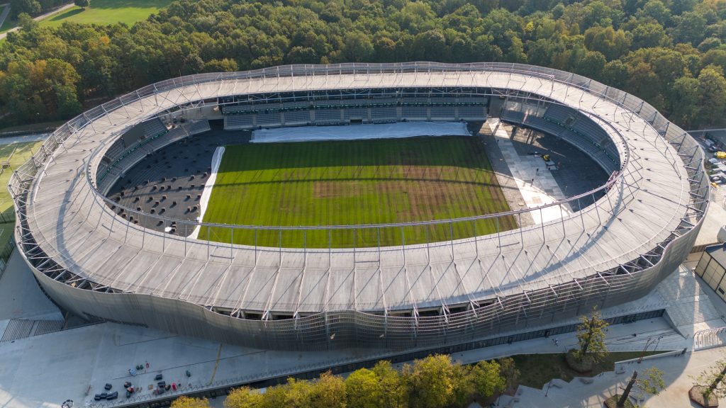 Atidengta gelbėta Kauno stadiono veja / Kas vyksta Kaune nuotr.