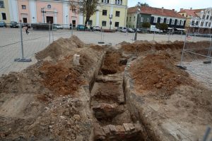 Rotušės aikštėje vyksta archeologiniai tyrinėjimai / M. Patašiaus nuotr.