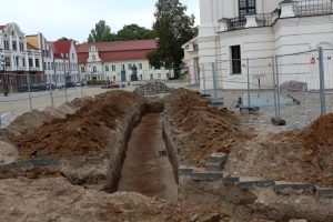 Rotušės aikštėje vyksta archeologiniai tyrinėjimai / M. Patašiaus nuotr.