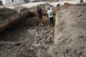 Rotušės aikštėje vyksta archeologiniai tyrinėjimai / M. Patašiaus nuotr.