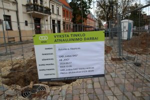 Rotušės aikštėje vyksta archeologiniai tyrinėjimai / M. Patašiaus nuotr.