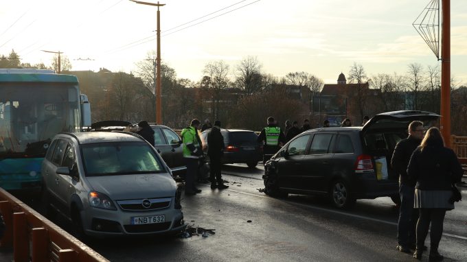 Avarija ant P. Vileišio tilto / skaitytojų nuotr.