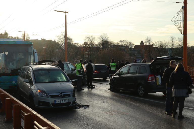 Avarija ant P. Vileišio tilto / skaitytojų nuotr.