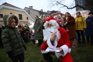 Įžiebta Kalėdinė eglutė Kauno senamiestyje / M. Patašiaus nuotr.