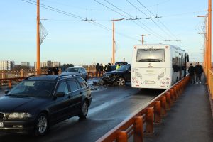 Avarija ant P. Vileišio tilto / skaitytojų nuotr.