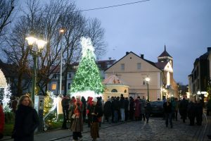 Įžiebta Kalėdinė eglutė Kauno senamiestyje / M. Patašiaus nuotr.