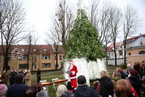 Įžiebta Kalėdinė eglutė Kauno senamiestyje / M. Patašiaus nuotr.