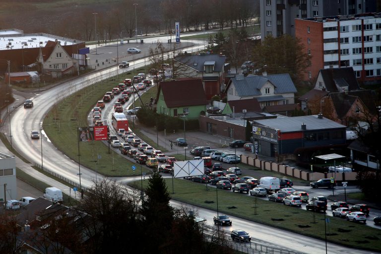 Dėl avarijų Kaune nusidriekė milžiniški kamščiai / M. Patašiaus nuotr.