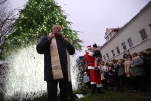 Įžiebta Kalėdinė eglutė Kauno senamiestyje / M. Patašiaus nuotr.