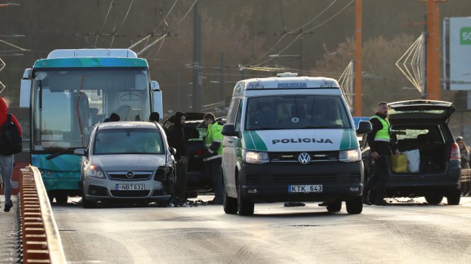 Avarija ant P. Vileišio tilto / skaitytojų nuotr.