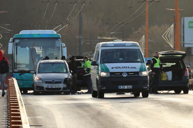 Avarija ant P. Vileišio tilto / skaitytojų nuotr.