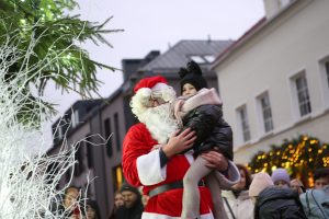 Įžiebta Kalėdinė eglutė Kauno senamiestyje / M. Patašiaus nuotr.