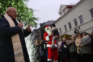 Įžiebta Kalėdinė eglutė Kauno senamiestyje / M. Patašiaus nuotr.