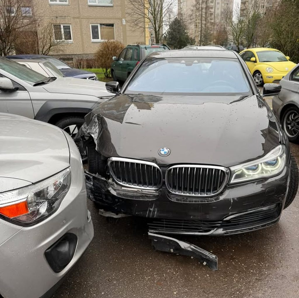 Apgadinti automobiliai Ašigalio g. / Skaitytojo nuotr.