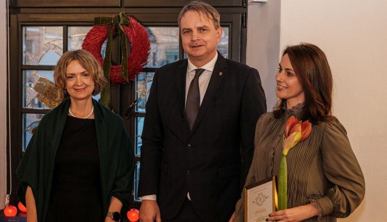 Aukso medalį Jovitai įteikė LSMU Farmacijos fakulteto dekanė prof. Ramunė Morkūnienė ir LSMU prorektorius studijoms prof. Kęstutis Petrikonis/ E. Bareikos nuotr.