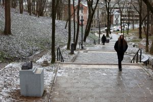 Skulptūrinė kompozicija skirta F. Vizbaro vilai / M. Patašiaus nuotr.